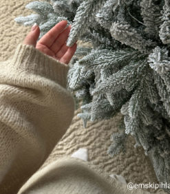 Tunnelmallinen lähikuva lumihuurre joulukuusesta @emskipihla:n kotona