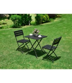 Pieni musta taittopöytä ja kaksi mustaa taittotuolia pöydän ääressä. Pöytä ja tuolit ovat nurmikolla.