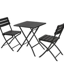 Pieni musta taittopöytä ja kaksi mustaa taittotuolia pöydän ääressä.