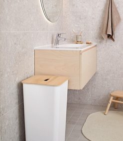 SmartStore™ Collect 53 L lajittelu- ja säilytysastia puukannella kylpyhuoneessa