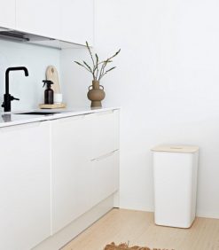 SmartStore™ Collect 53 L lajittelu- ja säilytysastia puukannella keittiössä