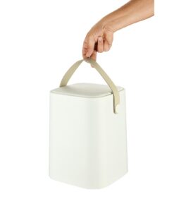 Kädessä on Bioroskis 8l valkoinen, moderni valkoinen suorakulmainen astia, jossa on beige kahva, erillään valkoisella taustalla.