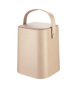 Bioroskis 8L Capuccino on beige, suorakulmainen muovisäiliö, jossa on tasainen kansi ja kaareva sivukahva, joka on suunniteltu helpottamaan kantamista.