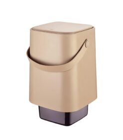 Bioroskis 8l Capuccino on beige, suorakulmainen keittiön kompostisäiliö, jossa on kansi, kahva ja tumma, läpikuultava pohja. Sen muotoilu on moderni ja minimalistinen.