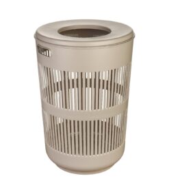 Pyykkikori Solaro Capuc. 60L on beige muovinen roskakori, jossa on pystysuorat säleet, pyöreä avoin yläosa, reunan lähellä oleva kiinteä kahva sekä sylinterimäinen muoto, joka takaa näkyvyyden ja ilmanvaihdon.
