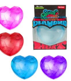 Neljä pehmeää, jalokivimäistä sydänlelua vaaleanpunaisena, punaisena ja sinisenä sekä laatikossa oleva sininen sydän, jossa lukee ”Squish Avah Diamond Heart by Toi-Toys”.