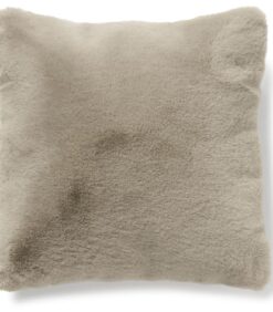 Neliönmuotoinen, beige tekoturkista valmistettu koristetyyny.