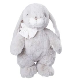 Pehmeä ja pörröinen Bukowski Iso Pupu Hopea -pupupehmo (60 cm), jolla on roikkuvat korvat ja valkoinen röyhelöinen rusetti kaulassa, istuu pystyssä yksivärisen valkoisen taustan edessä.