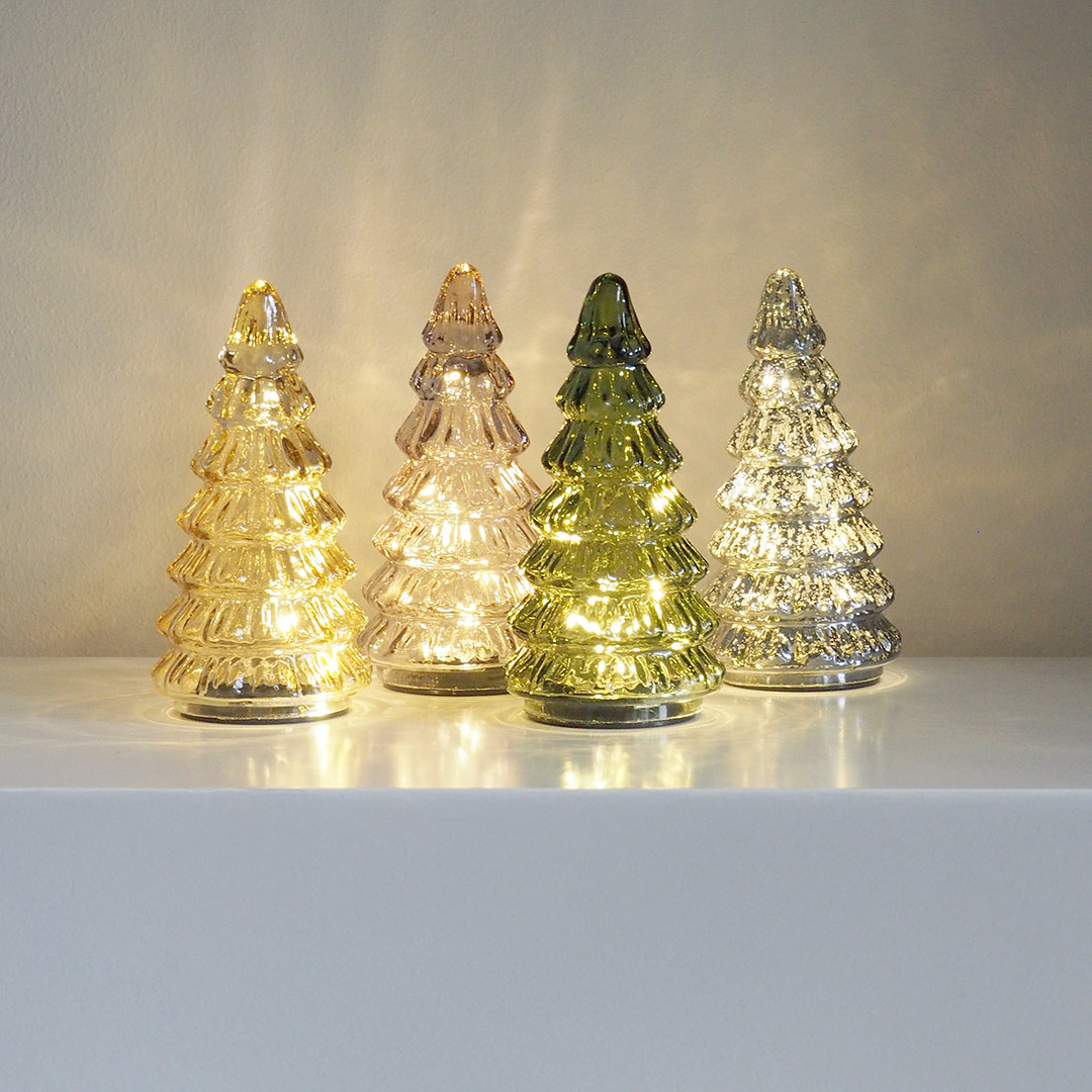 Valokuuset valkoisen lipaston päällä