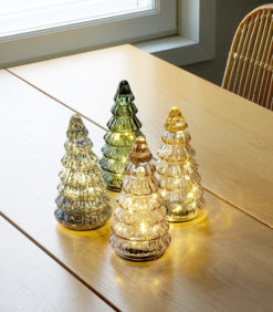 Valokuuset ruokapöydän päällä