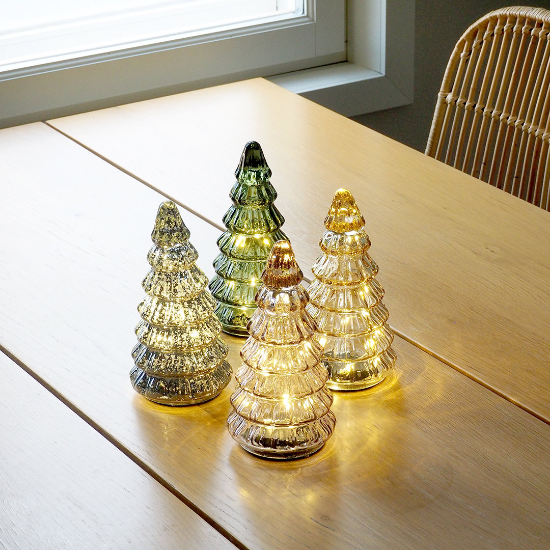 Valokuuset ruokapöydän päällä