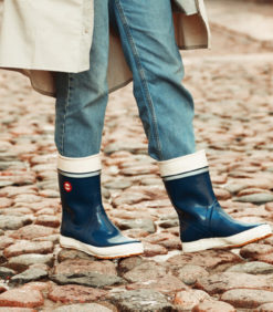 Hai kumisaapas sininen. Mukulakivikadulla.