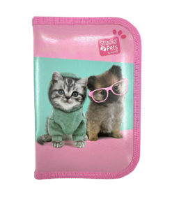 Vaaleanpunainen vetoketjullinen pussi, jossa on kuva kissanpennusta vihreässä villapaidassa ja pennusta, jolla on vaaleanpunaiset silmälasit mintunvihreällä taustalla, ja Studio Pets -logo oikeassa yläkulmassa.
