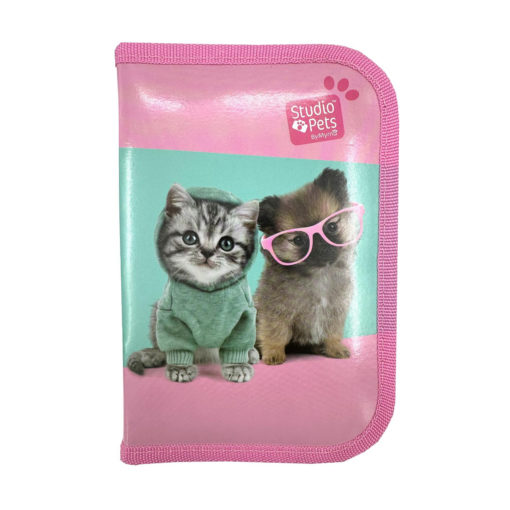 Vaaleanpunainen vetoketjullinen pussi, jossa on kuva kissanpennusta vihreässä villapaidassa ja pennusta, jolla on vaaleanpunaiset silmälasit mintunvihreällä taustalla, ja Studio Pets -logo oikeassa yläkulmassa.
