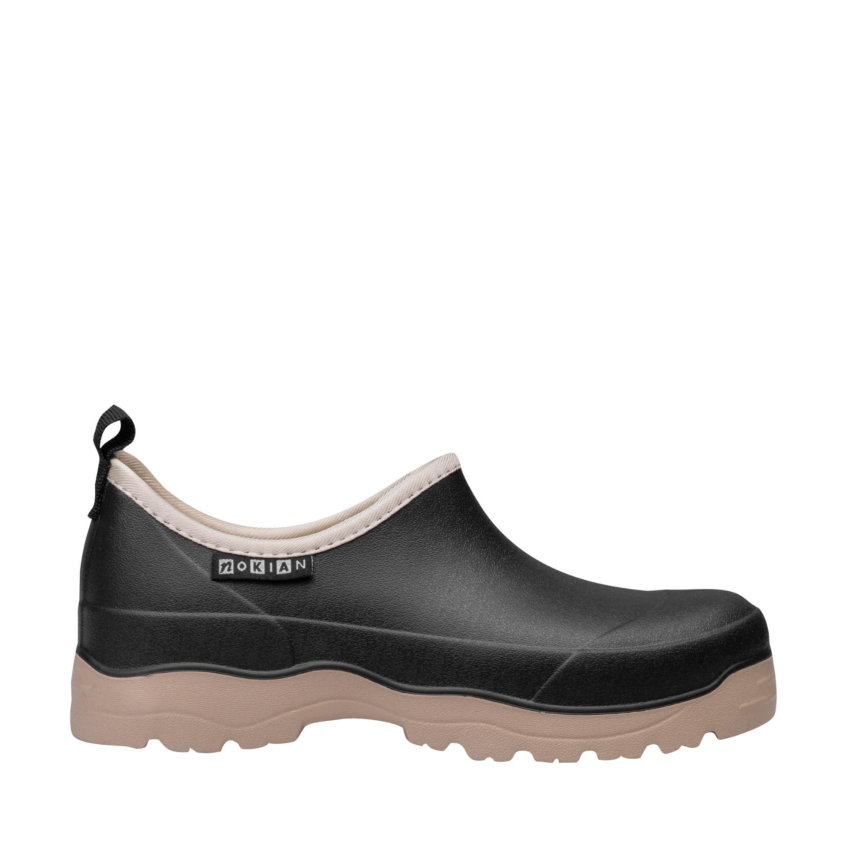 Lyhytvartinen kumisaapas, joka on väriltään musta. Beige kangas reunus.