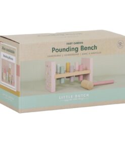Laatikko, jossa lukee ”Pounding Bench by Little Dutch” ja jossa on kuvattu pastellisävyinen puinen lelupenkki, jossa on tapit ja kaksi nuijaa. Sopii 12 kuukauden ikäisille ja sitä vanhemmille.