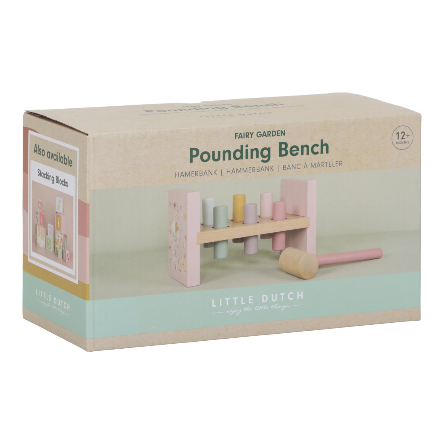 Laatikko, jossa lukee ”Pounding Bench by Little Dutch” ja jossa on kuvattu pastellisävyinen puinen lelupenkki, jossa on tapit ja kaksi nuijaa. Sopii 12 kuukauden ikäisille ja sitä vanhemmille.
