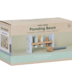 Little Dutch Forest Friends -sarjan ”Pounding Bench” -lelupakkaus, jossa on puinen penkki, värikkäitä tappeja ja vasara; sopii 12 kuukauden ikäisille ja sitä vanhemmille lapsille. Sivupaneelissa mainostetaan myös saatavilla olevia pinoamiskuutioita.