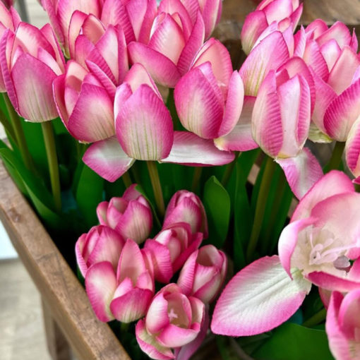 Tulppaanikimppu 28cm:n lähikuvassa on kimpullinen keinotekoisia vaaleanpunaisia tulppaaneja, joissa on valkoisia korostuksia ja vihreitä lehtiä, jotka on järjestetty puuastiaan. Terälehdissä on realistinen rakenne, joka tekee niistä elävän näköisiä.